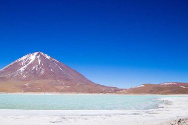 Laguna Verde manzarası, Bolivya. Güzel Bolivya panoraması. Yeşil göl ve Licancabur volkanı.