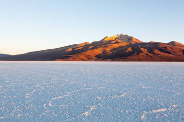 Salar de Uyuni, Bolivya. Dünyadaki en büyük tuz düzlüğü. Bolivya manzarası. Cerro Tunupa görünümü