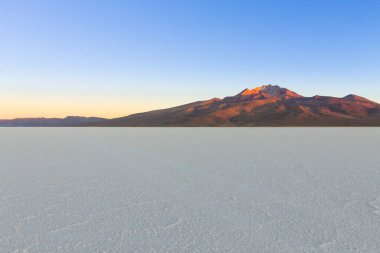 Salar de Uyuni, Bolivya. Dünyadaki en büyük tuz düzlüğü. Bolivya manzarası. Cerro Tunupa görünümü