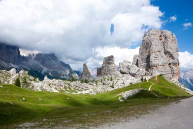 Beş kulenin zirvesi, İtalyan dolomitleri. Giau pas alanı.