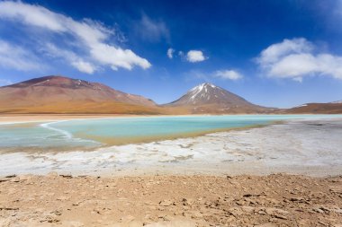 Laguna Verde manzarası, Bolivya. Güzel Bolivya panoraması. Yeşil göl ve Licancabur volkanı.