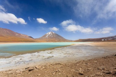 Laguna Verde manzarası, Bolivya. Güzel Bolivya panoraması. Yeşil göl ve Licancabur volkanı.