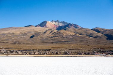 Salar de Uyuni, Bolivya. Dünyadaki en büyük tuz düzlüğü. Bolivya manzarası. Cerro Tunupa görünümü