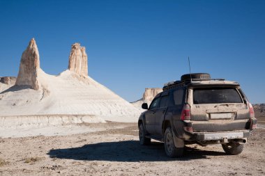 Bozzhira Vadisi 'nde off-road aracı, macera yolculuğu, Kazakistan. Kaya zirveleri oluşumları