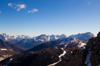 Alleghe bölgesindeki Dolomitler, İtalyan Alpleri. Kış manzarası