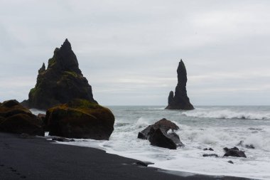 Reynisfjara lav plaj manzarası, güney İzlanda manzarası. Vik siyah plajı
