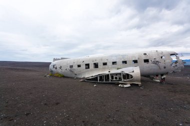 Solheimasandur uçak enkazı görüntüsü. Güney İzlanda simgesi. Sahilde terk edilmiş bir uçak.