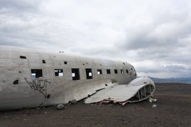 Solheimasandur uçak enkazı görüntüsü. Güney İzlanda simgesi. Sahilde terk edilmiş bir uçak.