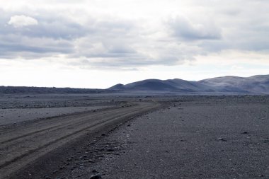 İzlanda 'nın orta dağları boyunca uzanan toprak yol. İzlanda manzarası. Yol F907