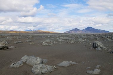 İzlanda 'nın orta dağları boyunca ıssız bir arazi. İzlanda Panoraması. Yol F907