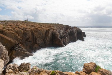 Aviles sahilinin kayalıkları, Asturias, İspanya. İspanyol kıyı şeridi manzarası