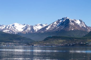 Beagle Channel, Arjantin 'den Ushuaia şehir manzarası. Tierra del Fuego