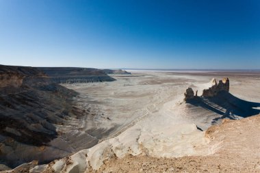 Çarpıcı Mangystau manzarası, Kazakistan. Ak Orpa tepe noktası, Bozzhira vadisi. Orta Asya simgesi