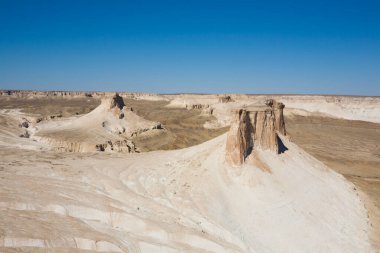 Çarpıcı Mangystau manzarası, Kazakistan. Kaya tepeleri manzaralı, Bozzhira vadisi. Orta Asya simgesi