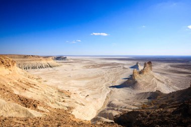 Bozzhira Vadisi, Mangystau Bölgesi, Kazakistan 'ın zirveleri. Ak Orpa zirveleri. Güzel Orta Asya simgesi