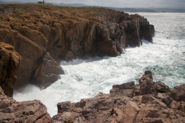 Aviles sahilinin kayalıkları, Asturias, İspanya. İspanyol kıyı şeridi manzarası