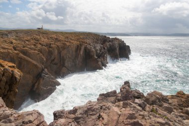 Aviles sahilinin kayalıkları, Asturias, İspanya. İspanyol kıyı şeridi manzarası