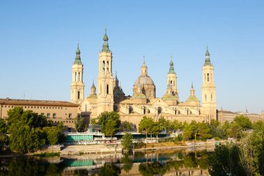 Saragossa şehri gündüz manzarası, İspanya. Sütunun Hanımı Zaragoza 'nın Katedral Bazilikası