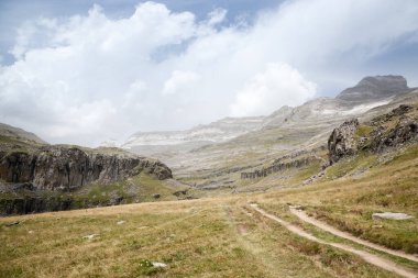 Ordesa Vadisi manzarası. Ordesa ve Monte Perdido Ulusal Parkı, manzara. Pireneler, İspanya