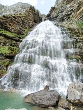 Atkuyruklu şelale manzaralı, Ordesa vadisi, İspanya. Ordesa monte Perdido Ulusal Parkı. Pireneler dönüm noktası.