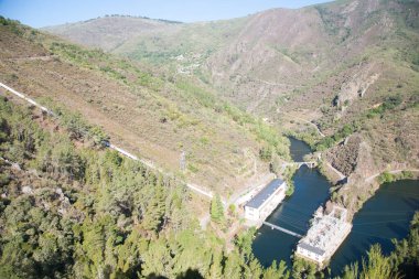 Sil, Ribeira Sacra, Galiçya 'da bir elektrik santrali görünüyor.