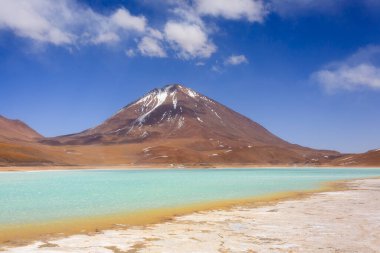 Laguna Verde manzarası, Bolivya. Güzel Bolivya panoraması. Yeşil göl ve Licancabur volkanı.