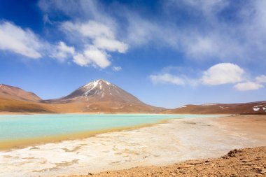Laguna Verde manzarası, Bolivya. Güzel Bolivya panoraması. Yeşil göl ve Licancabur volkanı.