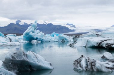 Jokulsarlon Buzul Gölü, İzlanda. Suda yüzen buzdağları. İzlanda manzarası