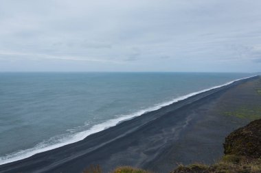 Reynisfjara lav plaj manzarası, güney İzlanda manzarası. Vik siyah plajı