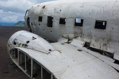 Solheimasandur uçak enkazı görüntüsü. Güney İzlanda simgesi. Sahilde terk edilmiş bir uçak.