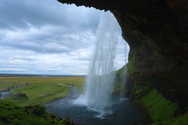 Seljalandsfoss yaz sezonunda İzlanda 'ya düşer. İzlanda manzarası.