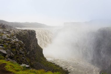 Yaz mevsimi manzaralı Dettifoss şelaleleri, İzlanda. İzlanda manzarası.
