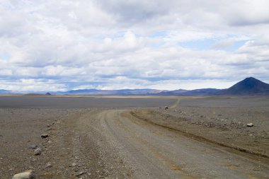 İzlanda 'nın orta dağları boyunca uzanan toprak yol. İzlanda manzarası. Yol F907