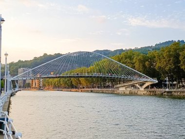 Zubizuri köprüsü Nervion nehri üzerinde, Bilbao, İspanya. Bağlı kemer köprüsü. Campo Volantin Köprüsü