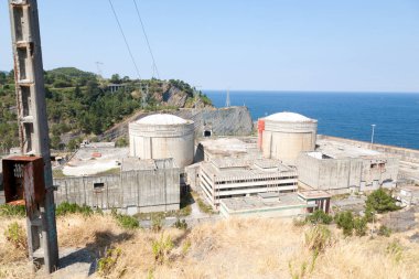 Lemoniz bitmemiş nükleer enerji santrali, İspanya. Terk edilmiş sanayi bölgesi