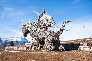 Ağaç dallarından yapılmış bir ejderhanın tahta heykeli. Vaia fırtına ejderhası