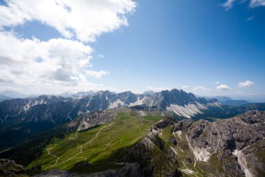 Sass de Putia 'dan küçük grup görüntüsü, dolomite manzarası
