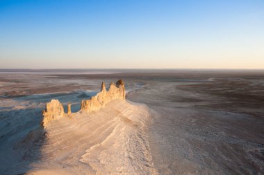 Çarpıcı Mangystau manzarası, Kazakistan. Ak Orpa tepe noktası, Bozzhira vadisi. Orta Asya simgesi