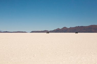 Salar de Uyuni, Bolivya 'da bir cip. Dünyadaki en büyük tuz düzlüğü. Bolivya manzarası