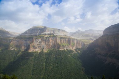 Ordesa Vadisi manzarası. Ordesa ve Monte Perdido Ulusal Parkı, manzara. Pireneler, İspanya
