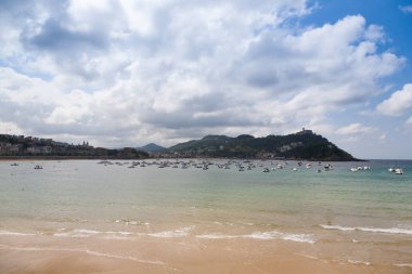 San Sebastian plajı yaz manzarası. Bask özerk topluluğu, İspanya.