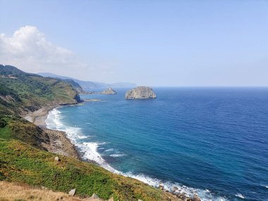 Biscay eyaleti kıyı şeridi yaz manzarası, İspanya. İspanyol deniz manzarası