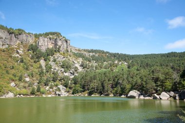 Kastilya ve Leon bölgesinde Kara Göl, İspanya. Göl manzarası. Laguna Negra
