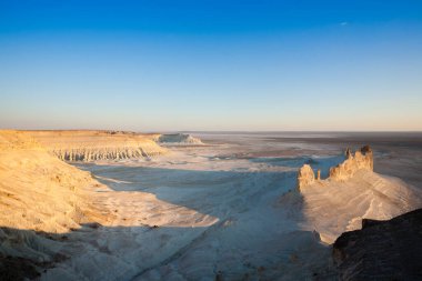 Çarpıcı Mangystau manzarası, Kazakistan. Ak Orpa tepe noktası, Bozzhira vadisi. Orta Asya simgesi