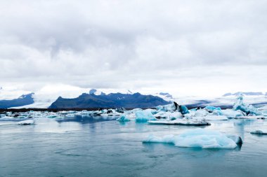 Jokulsarlon Buzul Gölü, İzlanda. Suda yüzen buzdağları. İzlanda manzarası