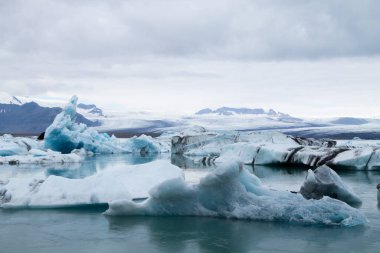 Jokulsarlon Buzul Gölü, İzlanda. Suda yüzen buzdağları. İzlanda manzarası
