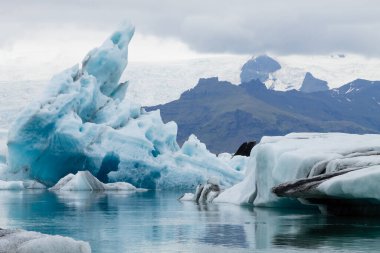 Jokulsarlon Buzul Gölü, İzlanda. Suda yüzen buzdağları. İzlanda manzarası