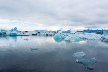 Jokulsarlon Buzul Gölü, İzlanda. Suda yüzen buzdağları. İzlanda manzarası