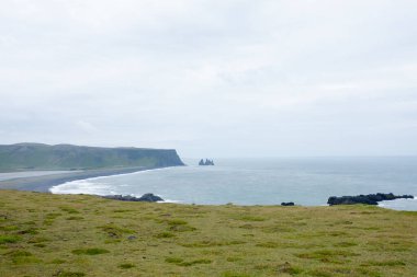 Reynisfjara lav plaj manzarası, güney İzlanda manzarası. Vik siyah plajı