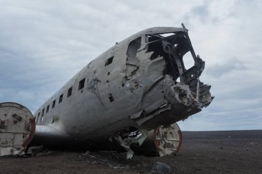 Solheimasandur uçak enkazı görüntüsü. Güney İzlanda simgesi. Sahilde terk edilmiş bir uçak.